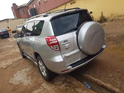 A picture of First body Toyota Rav4 2010 V6 with a very sound