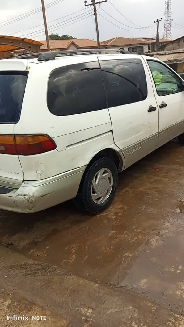 A picture of Toyota sienna 99