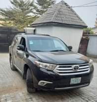 A picture of Quick deal Clean 2012 Toyota Highlander 3 rows Baked on