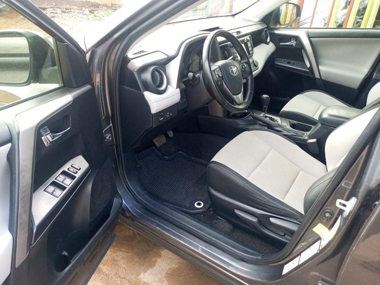 A picture of Super clean Tokumbo Toyota RAV4 XLE 2018 model