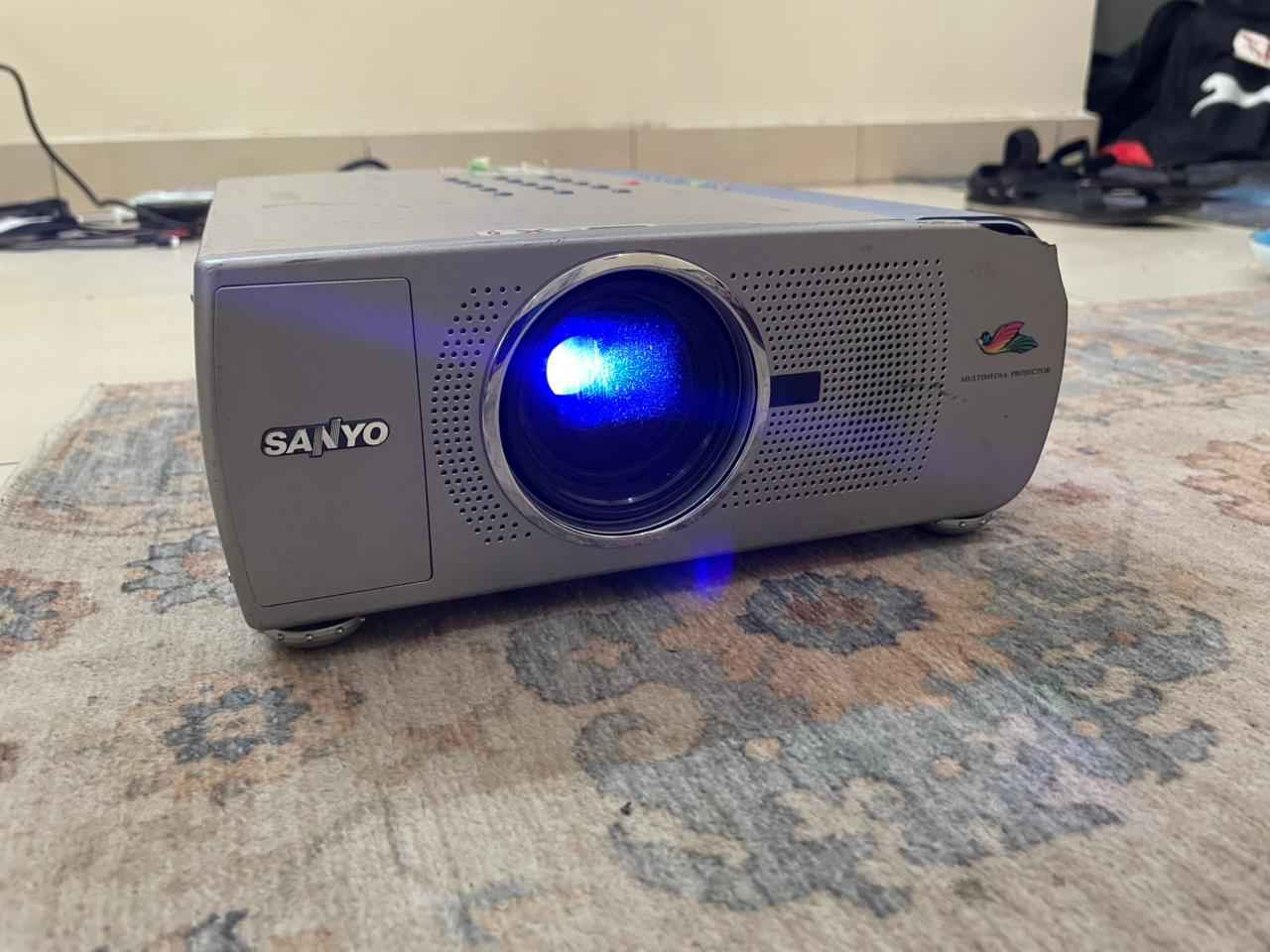 A picture of MIXED EX UK PROJECTOR S MITSUBISHI TOSHIBA SONYA SELECO AND