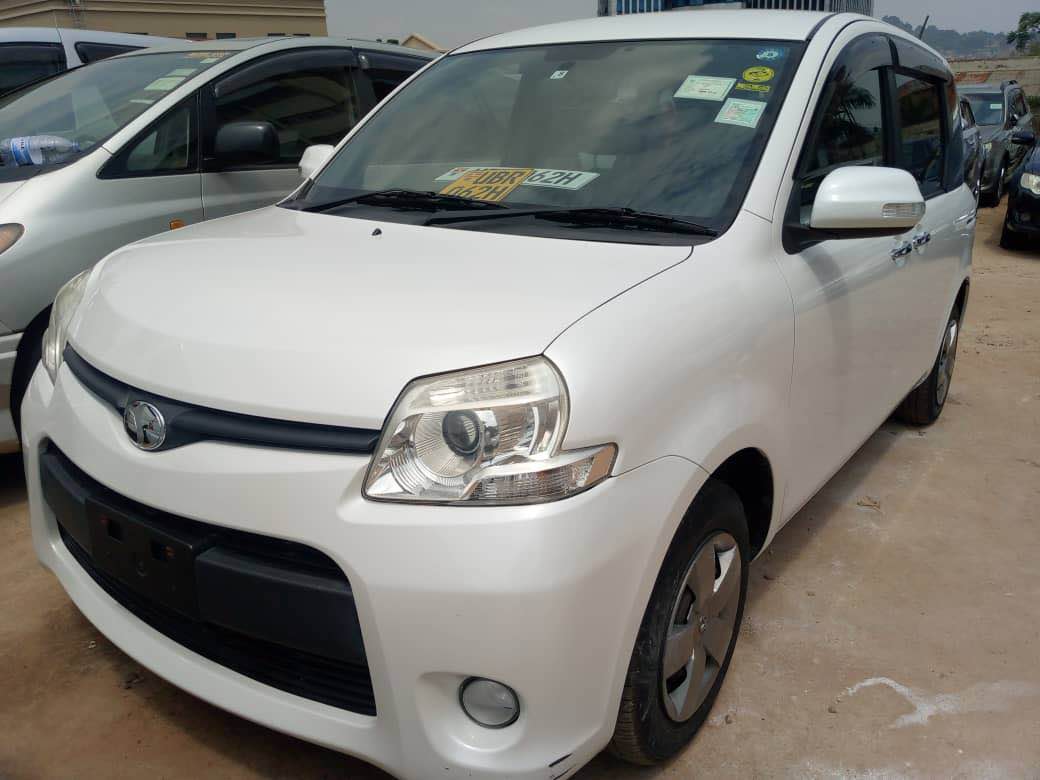 A picture of SIENTA 2012 Black interior VVTI Engine 7 seater UBR 0750147312.