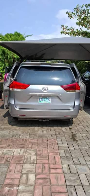 A picture of This is a super clean Toyota Sienna XLE 2014 model