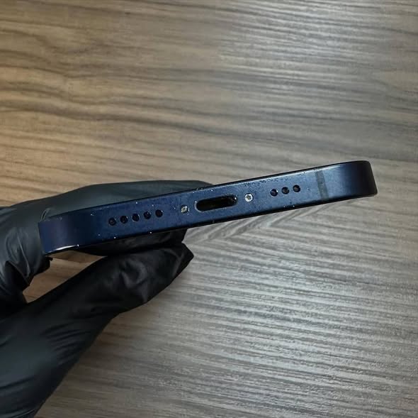 A picture of IPhone 12