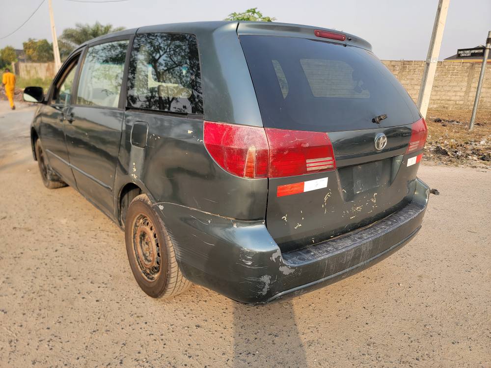 A picture of 2004 Toyota sienna......Good Nigeria used