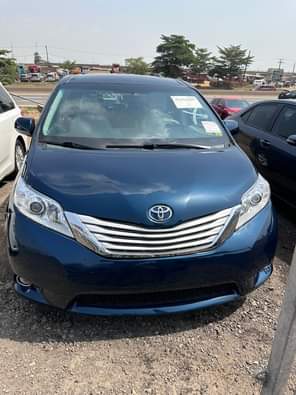 A picture of 2011 Toyota sienna LE tokumbo Price 11m Location Ojodu begger