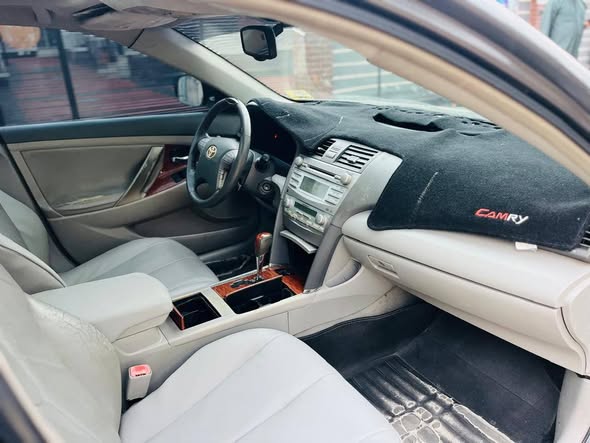 A picture of 2009 XLE Toyota Camry Engine gear and AC working fine