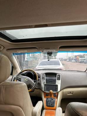 A picture of LUXURY AND PERFORMANCE 4 850M Cleanest RX350 2007 Sharp baking