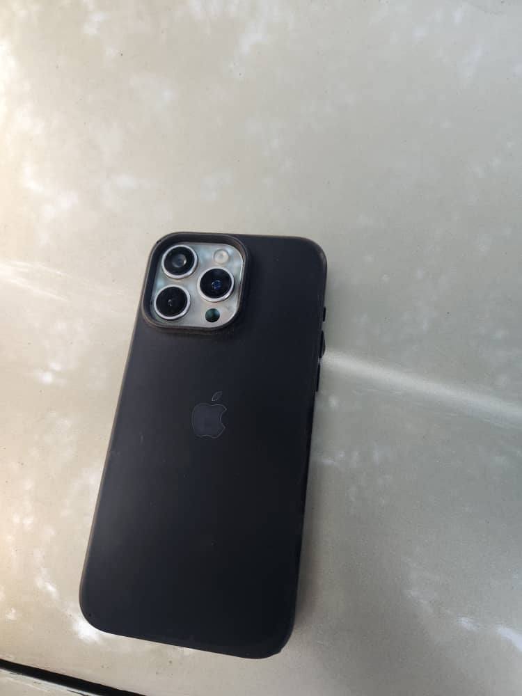 A picture of iPhone15 pro Max Android version 