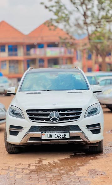 A picture of Benz ML 350 blue TEC