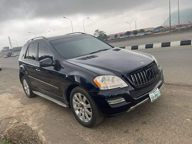A picture of ML350 2010