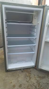 A picture of Nauza friji nzuri ina poza na kugandishaa