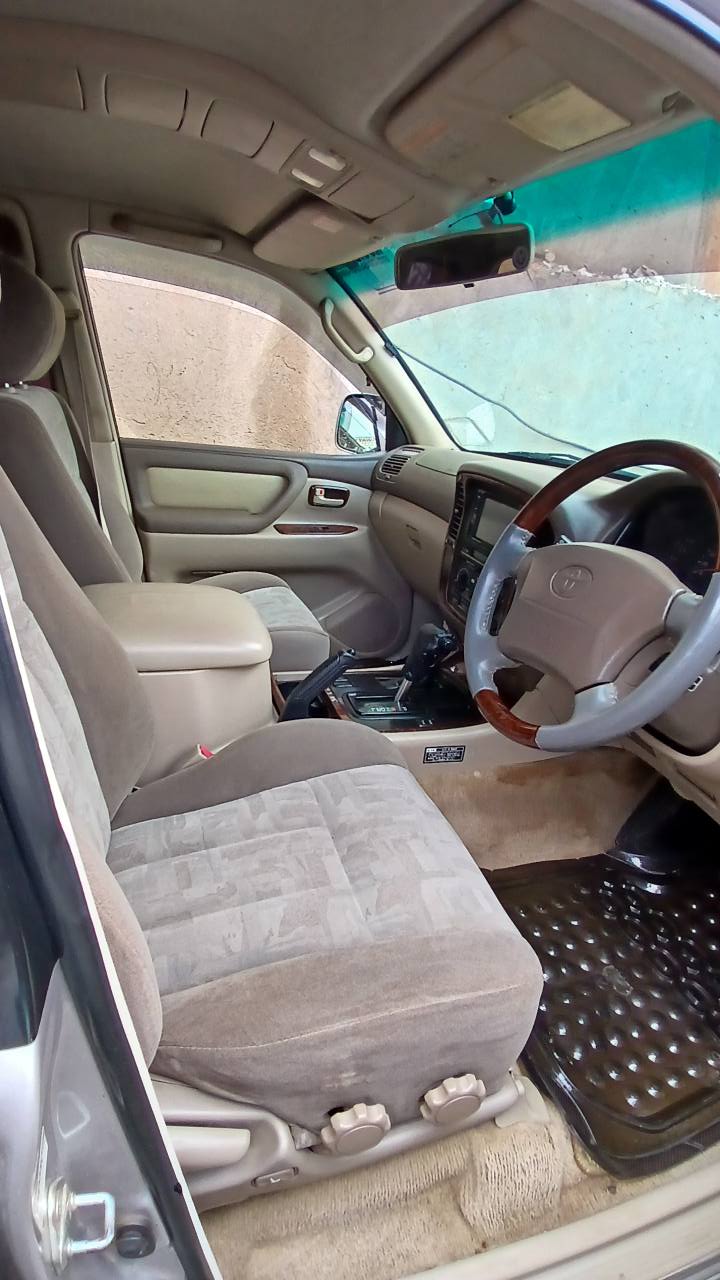 A picture of TOYOTA LAND CRUISER V8 CYGNUS