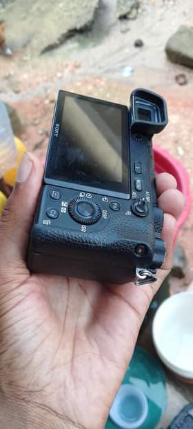 A picture of NAUZA SONY 4K A6300 MALI BADO NZIMA IMENYOOKA 0716840660