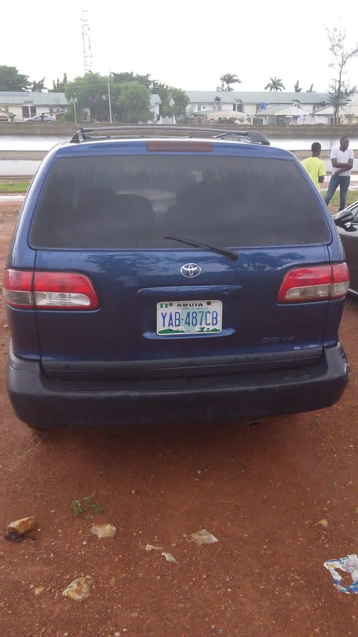 A picture of Toyota Sienna 2002 model
