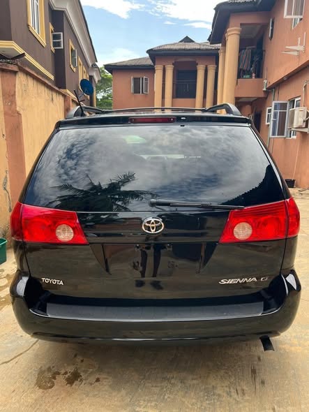 A picture of 2010 Toyota seinna