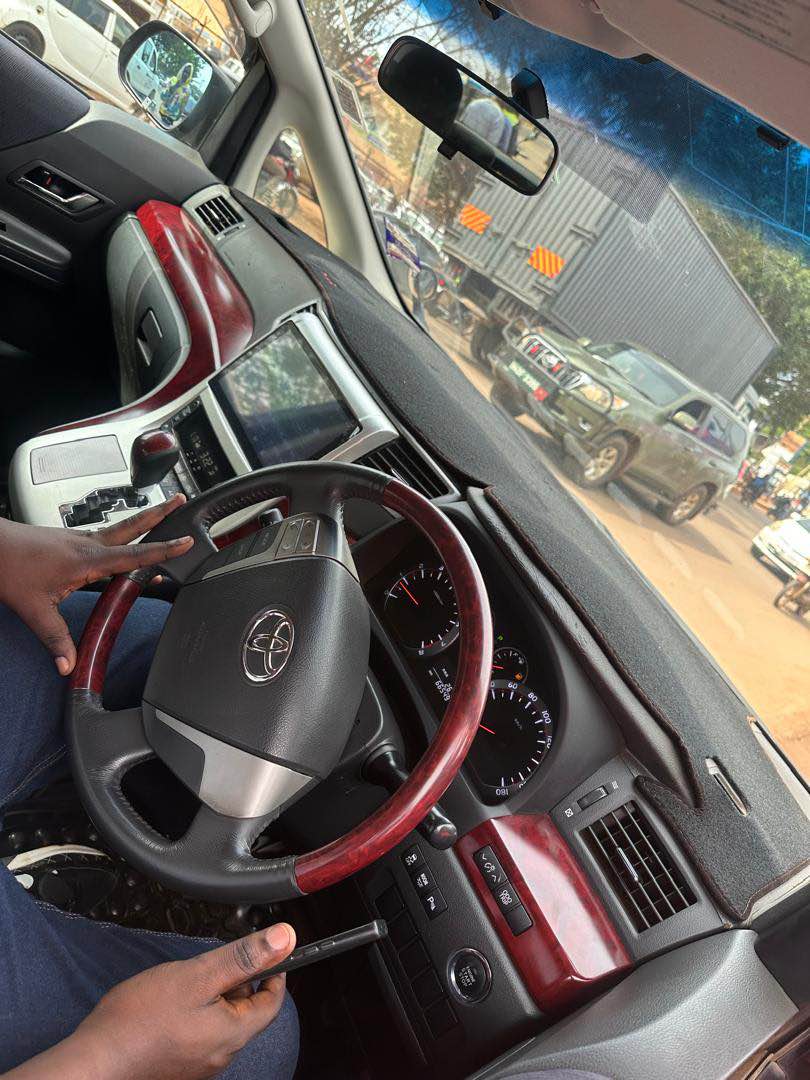 A picture of Toyota Alphard 2011