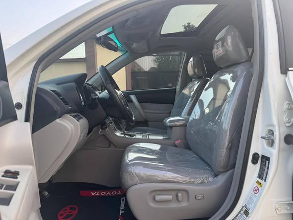 A picture of SHARPEST DEAL TOYOTA HIGHLANDER LIMITED 2012 REGISTERED BARELY FEW MONTHS
