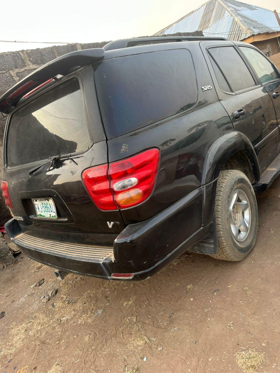 A picture of 2005 Toyota sequoia