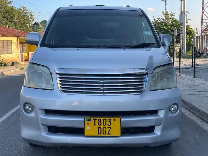 A picture of Price Million 8 8 NOAH NEW SHAPE Year 2005 Engine