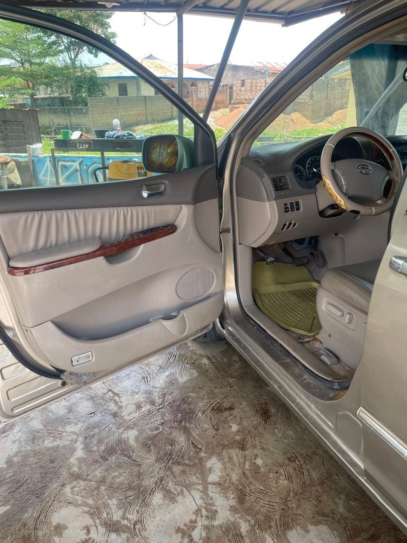 A picture of REGISTERED TOYOTA SIENNA XLE 06