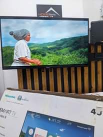 A picture of Hisence inch 40 Smart tv full box