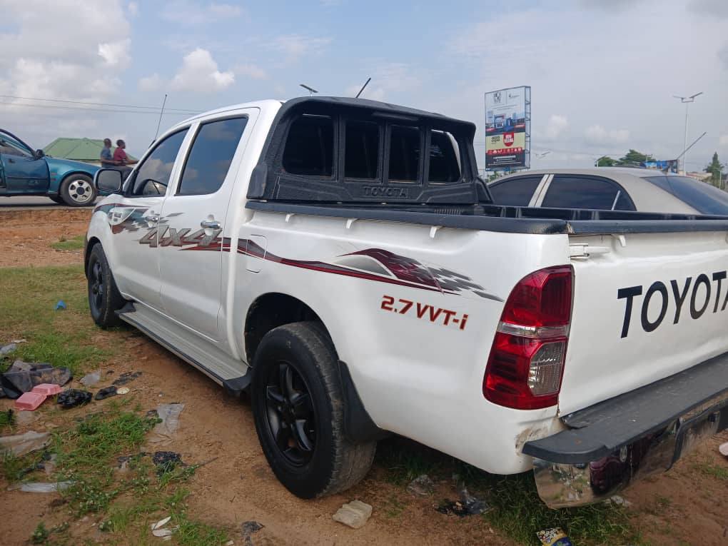 A picture of Toyota Hilux low frame