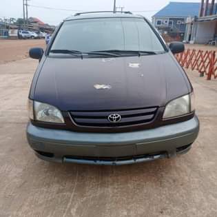 A picture of Toyota sienna 03