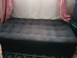 A picture of Sofa Bench Linauzwa Ambapo Unaweza Kuhifadhia Nguo Kama Inavyoonyesha Kwenye