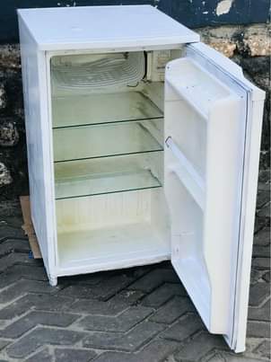 A picture of Nauza fridge zangu Za dukani zinagandisha Na kupoza vizuri Usafiri