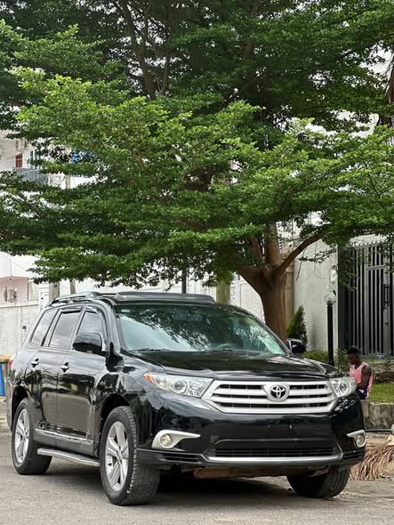 A picture of TOYOTA HIGHLANDER 2013 MODEL REGISTERED FULL OPTION NOTHING TO FIX
