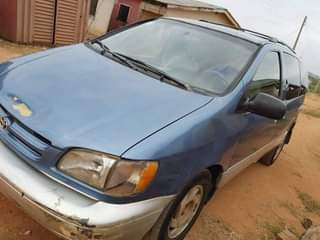 A picture of 1999 Toyota Sienna 1999