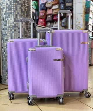 A picture of GENUIBE SUITCASES ON SALE 0740784268