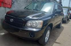 A picture of 2004model Toyota Highlander Engine is little Smoking Everyother things is