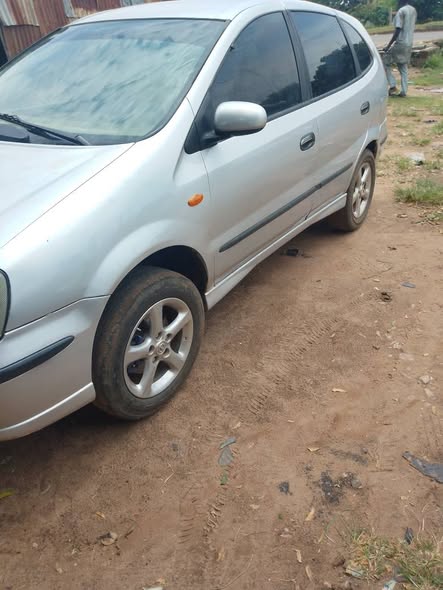 A picture of Nissan Tino