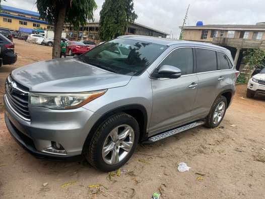 A picture of 2014 Highlander bought by an overseas base it has not