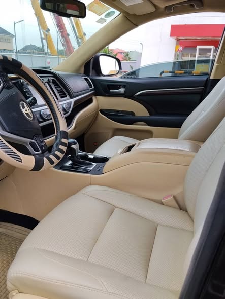 A picture of Register Toyota highlander limited 2015