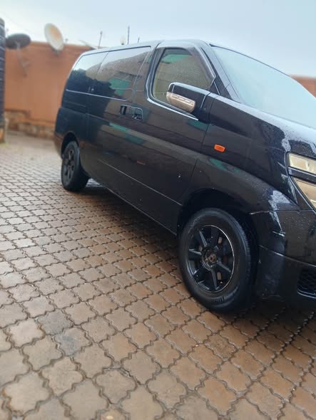 A picture of Nissan elgrand 7 5m