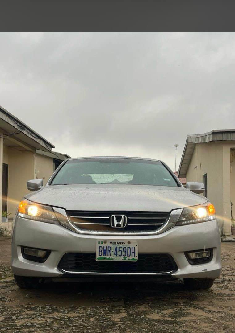 A picture of  distress full option 2013 Honda accord keyless double screen.