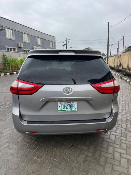 A picture of TOYOTA SIENNA XLE 2015