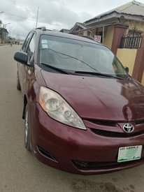 A picture of Toyota sienna 07