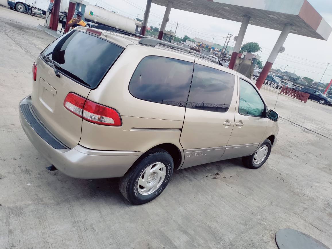 A picture of Belgium standard Toyota Sienna 2002 model first body Sir Cylinder