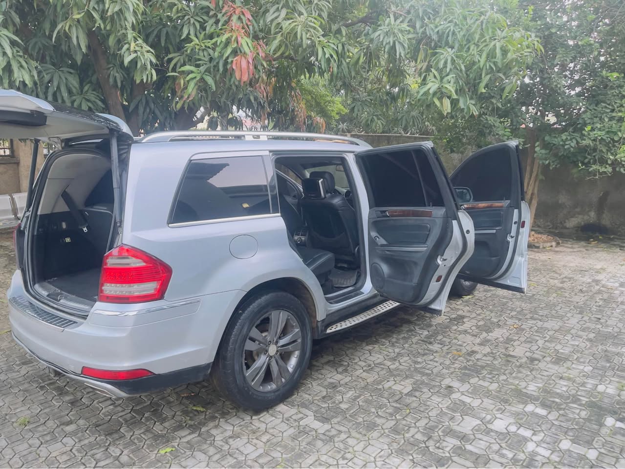 A picture of Mercedes GL450 2012