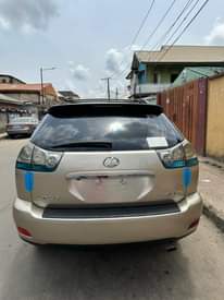A picture of 05 Lexus Rx330 with screen Absolutely nothing to fix Price