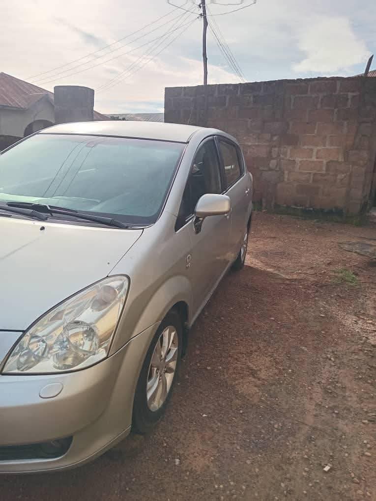 A picture of Toyota Corolla verso 2005
