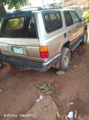 A picture of Toyota 4 runner Old model manual transmission engine and gear