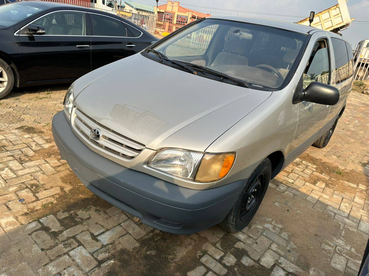 A picture of FOREIGN USED 2002 SIENNA 7 8M LAST