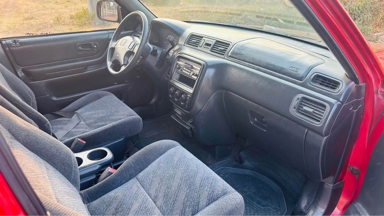 A picture of Honda CRV 2001 engine 75 interior and body extremely clean