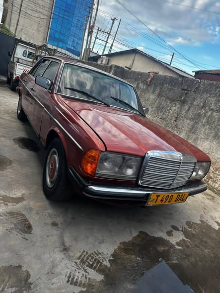 A picture of Mercedez Benz 123 Mwaka 1982 Diesel Manual Left hand Cc
