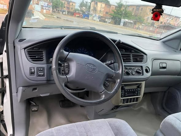 A picture of TOYOTA SIENNA 2002
